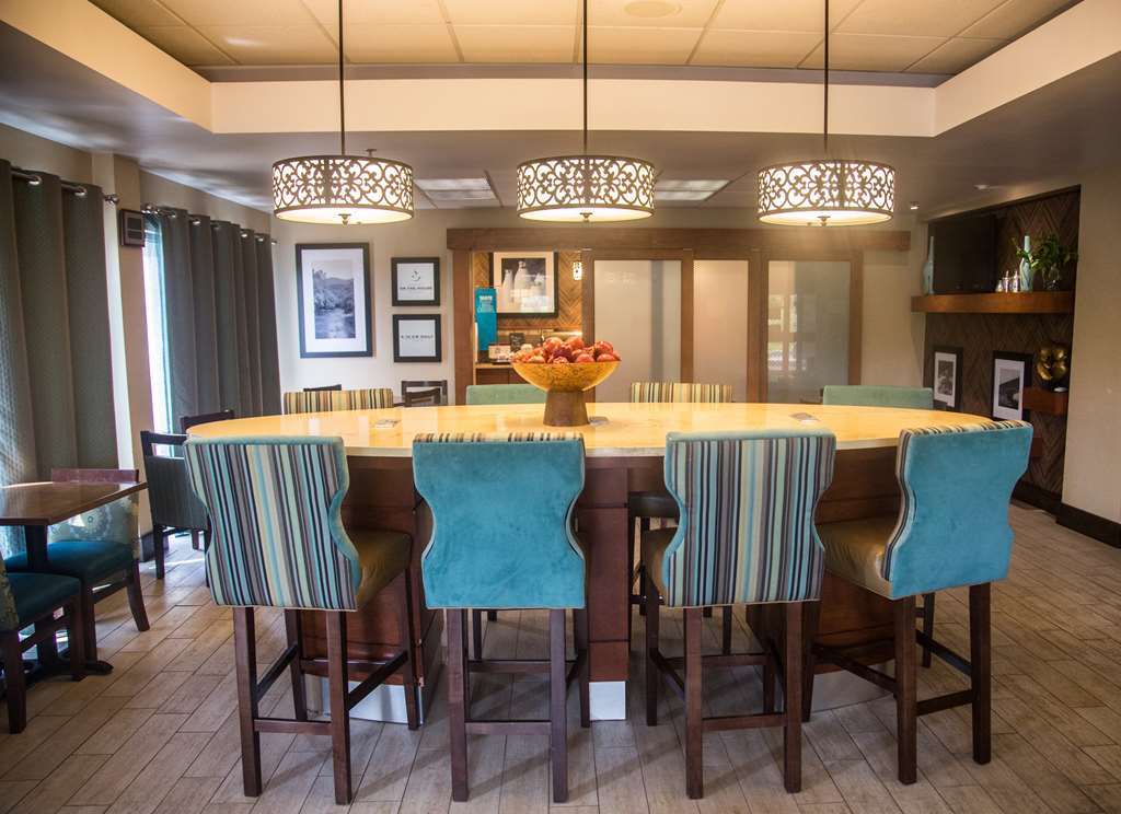 Hampton Inn Summersville Restoran gambar